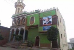 الانقلاب يحرم ملصقات الصلاة علي النبي.. وملصقات السيسي توضع على المساجد!