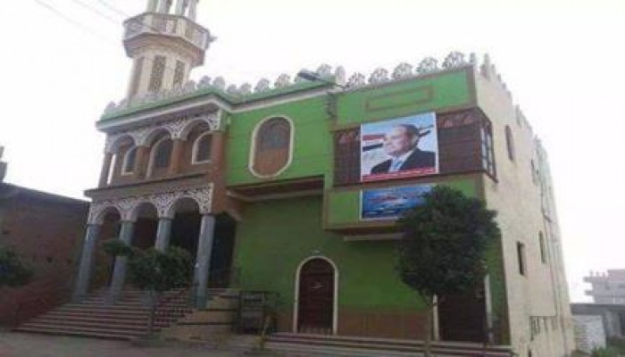 الانقلاب يحرم ملصقات الصلاة علي النبي.. وملصقات السيسي توضع على المساجد!