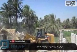 بالفيديو:في مشهد مأسوي مواطن يصرخ يخرب بيتي ويبكي للضابط لمنع إزالة منزله: أبوس رجليك سيبه