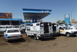 بالصور : عودة أزمة البنزين وطوابير السيارات بأسوان