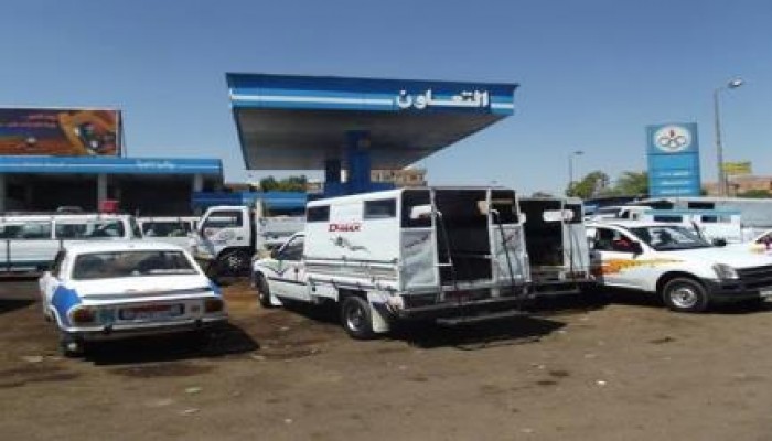 بالصور : عودة أزمة البنزين وطوابير السيارات بأسوان