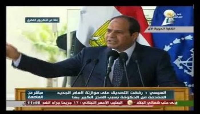 كاتب: تبرع السيسي بنصف راتبه مقدمة لإجراءات اقتصادية عنيفة للغاية