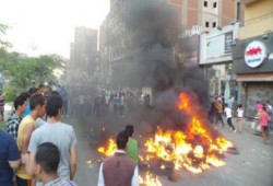 صور.. سحائب الدخان تغطي الألف مسكن بعد قطع الثوار لأحد الشوارع الرئيسية بها