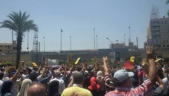 بالفيديو والصور..الثوار يتحدون الانقلاب بمظاهرتين على مشارف التحرير وأمام مبني المخابرات