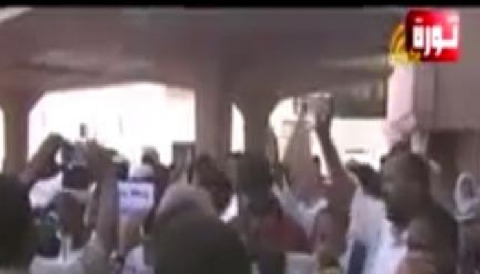 السودان تستقبل السيسى بهتافات ضد حكم العسكر ورفع شارات رابعة وصور الرئيس محمد مرسى