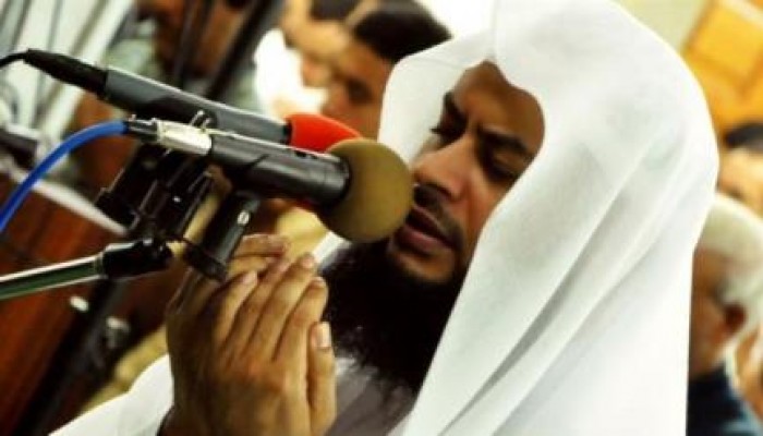 الأوقاف تمنع شيخ العسكر "حاتم فريد" من إمامة المصليين في مسجد القائد إبراهيم بالإسكندرية