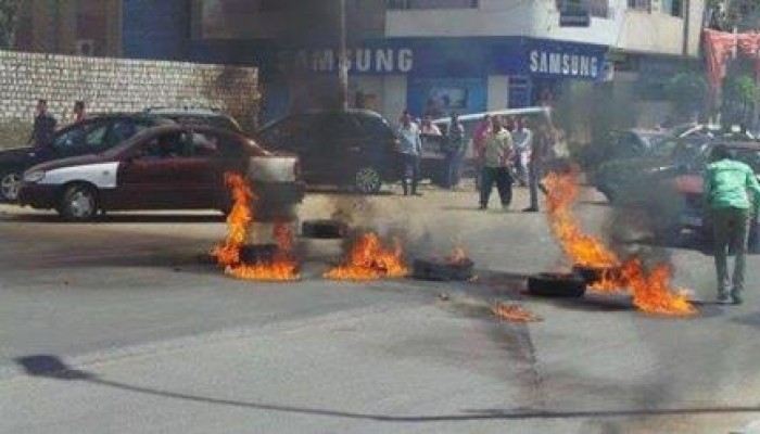 بالصور : شباب ضد الانقلاب يقطعون طريق الجامعة بالزقازيق