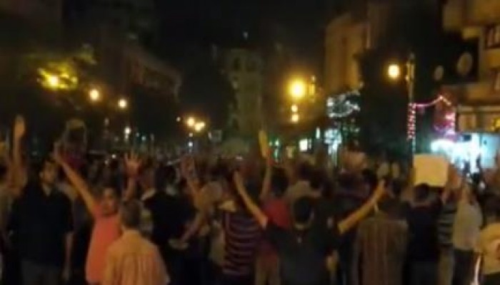 بالفيديو : الثوار يتظاهرون ضد الانقلاب العسكري في أول ليلة برمضان بمداخل التحرير