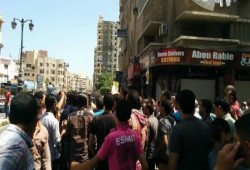 البحيرة بالصور : رغم القبضة الأمنية عفاريت دمنهور يتظاهرون أمام بنوك شارع الجمهورية