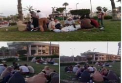 بالصور .. إفطار أهالى المعتقلين أمام سجن المنصورة العمومى تضامنا مع أبنائهم