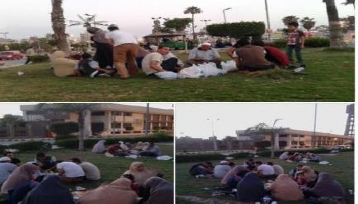 بالصور .. إفطار أهالى المعتقلين أمام سجن المنصورة العمومى تضامنا مع أبنائهم