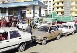كفر الشيخ .. طوابير واشتباكات امام محطات الوقود بسبب نقص البنزين والسولار
