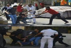 بالصور .. سحل أحد الطلاب من مسيرة طلاب الثانويه أمام وزارة التربية و التعليم