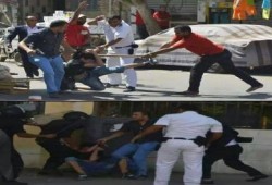 بالصور .. سحل أحد الطلاب من مسيرة طلاب الثانويه أمام وزارة التربية و التعليم