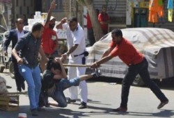 بالصور .. سحل أحد الطلاب من مسيرة طلاب الثانوية أمام وزارة التربية و التعليم