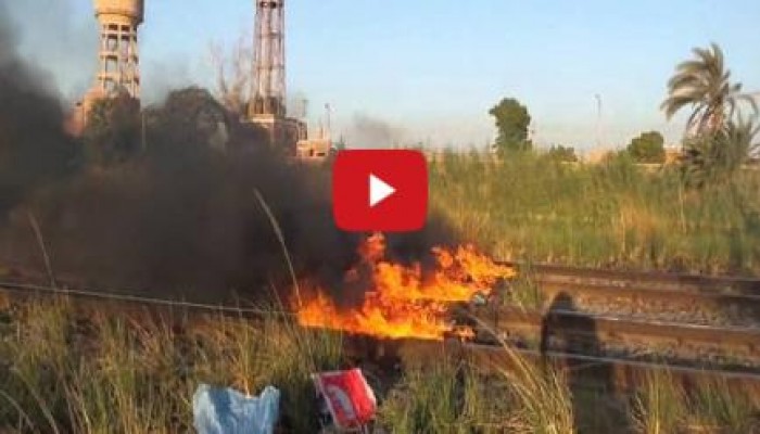 بالفيديو:ثوار المنيا يقطعون السكك الحديدية  في الـ7صباحاً ببني مزار في بداية انتفاضة3يوليو