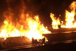 بالصور..مجهولون يقطعون خط السكة الحديد ببني سويف وأنباء عن توقف قطارات الصعيد