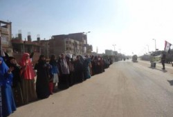 سلسة بشرية لثوار الحسينية شرقية صباح انتفاضة 3 يوليو