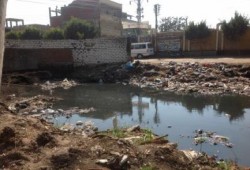 كارثة بالغربية.. انهيار جسر "مصرف جناج" بكفر الزيات والأهالي يطردون المحافظ