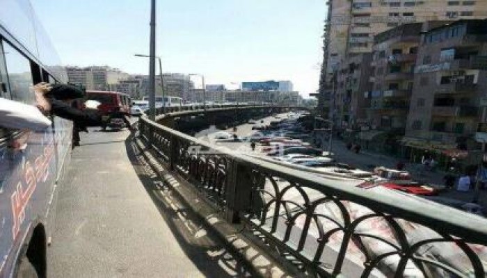 شلل مروري وتعطيل لحركة السيارات أعلى كوبري الجيزة ..صور