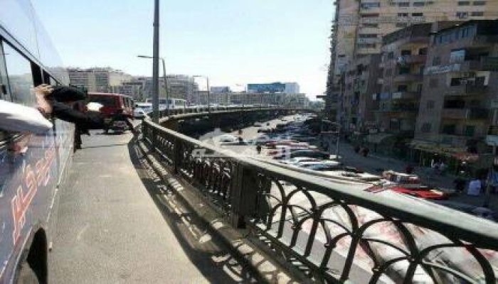 شلل مروري وتعطيل لحركة السيارات أعلى كوبري الجيزة ..صور