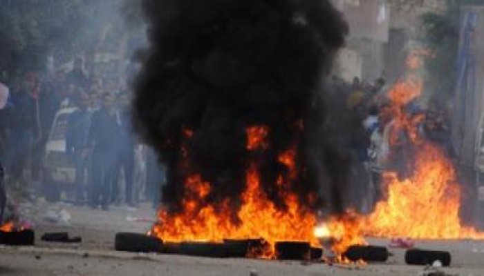 الثوار يقطعون شارع جامعة الدول والهرم بالقاهرة