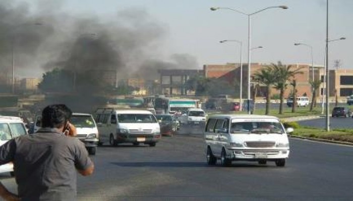 الثوار  يقطعون العديد من الطرق فى بداية " الانتفاضة"