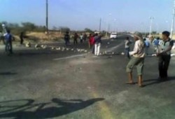 ثوار سمالوط يقطعون طريق القاهرة - أسوان