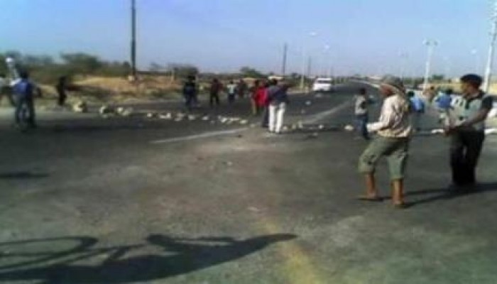 ثوار سمالوط يقطعون طريق القاهرة - أسوان