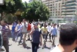 بالفيديو .. فعالية مفاجئة لطلاب ضد الانقلاب أمام النادي الأهلي
