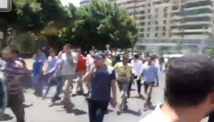 بالفيديو .. فعالية مفاجئة لطلاب ضد الانقلاب أمام النادي الأهلي