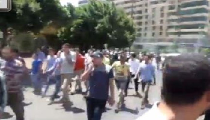 بالفيديو .. فعالية مفاجئة لطلاب ضد الانقلاب أمام النادي الأهلي