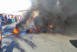 الثوار يقطعون شارع جسر السويس