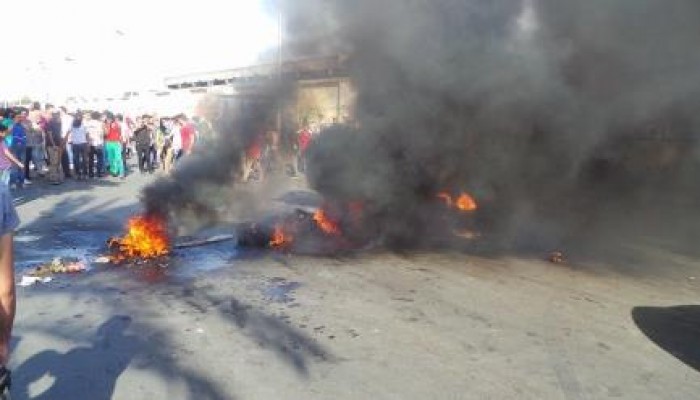 الثوار يقطعون شارع جسر السويس