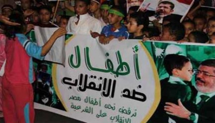 بالفيديو  طفلة أبكت من سمعها وشاهدها تبكي وتتوسل وتترجي أمها بالبكاء لنزول المسيرة