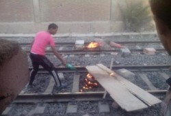 الثوار يقطعون خط مترو عين شمس من الاتجاهين