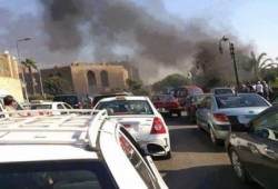 مصر مشلولة  بعد قطع الثوار  أول مدخل شارع القصر العيني المؤدي إلي ميدان التحرير