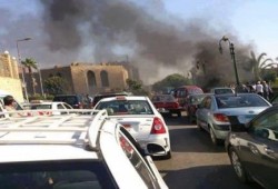 مصر مشلولة  بعد قطع الثوار  أول مدخل شارع القصر العيني المؤدي إلي ميدان التحرير