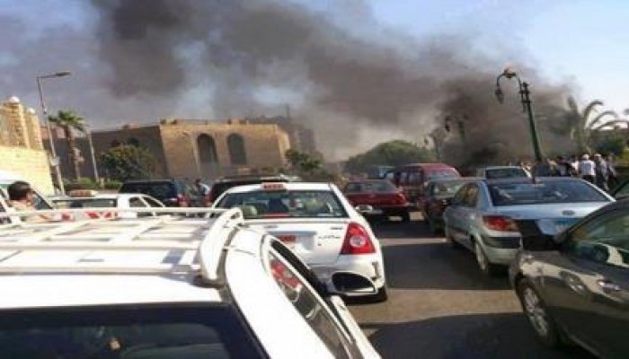 مصر مشلولة  بعد قطع الثوار  أول مدخل شارع القصر العيني المؤدي إلي ميدان التحرير