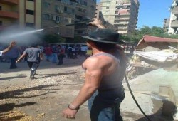 مشاركة شعبية واسعة .. وشاب مسيحي يخفف عن المتظاهرين الحر بالمياه في مسيرة الهرم