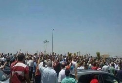 بالصور : ثوار مدينة نصر يقطعون طريق المطار بعد صلاة الجمعة