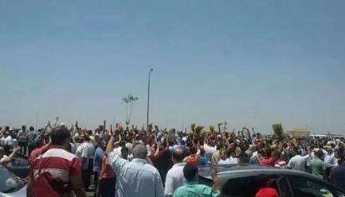 بالصور : ثوار مدينة نصر يقطعون طريق المطار بعد صلاة الجمعة