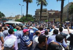 بالصور .. حشود غفيرة تشيع جنازة الشهيد محمد بهاء وميليشيات الانقلاب تعتدي عليهم