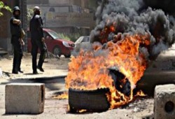 الثوار يقطعون  شارع الهرم ويمنعون السيارات من العبور