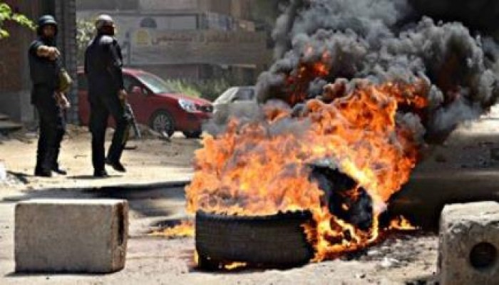 الثوار يقطعون  شارع الهرم ويمنعون السيارات من العبور