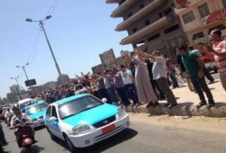 بالصور : سلسلة بشرية لرافضى اﻻنقﻻب رغم حصار الداخلية لجميع شوارع المحافظة