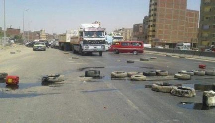 بالصور : الثوار يقطعون الطريق الدائري الان وتوقف تام لحركة المرور بالطريق