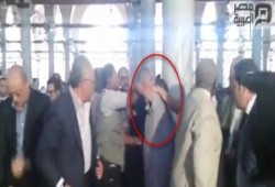 فيديو.. حرس محلب يعتدي على على أحد المصلين بعد طلبه من الامام الدعاء على الظالمين