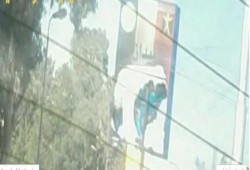 مجهولون يمزقون لوحة عدلي منصور ويطمسون اسمه بميدان الترانزستور بالإسماعيلية