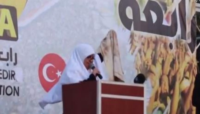 بالفيديو:والدة الشهيدة حبيبة عبد العزيز ترفع ملابس ابنتها التي استشهدت بها في اعتصام رابعة